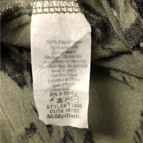 Sans Souci Women’s Short Sleeve Scoop Neck Asymmetric Shredded Hem Top, size M - Picture 6 of 10